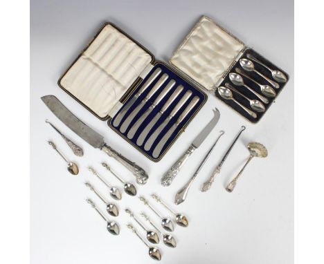 A selection of silver and silver plate, including a cased set of six George V silver teaspoons, Walker and Hall, Sheffield 19