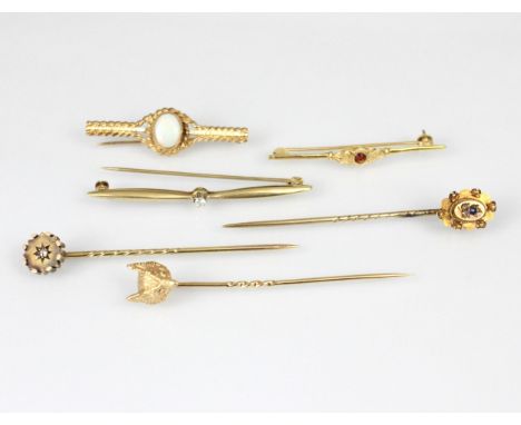 A selection of jewellery, including a 9ct yellow gold fox mask stick pin, 6cm long, a 9ct yellow gold diamond set bar brooch,