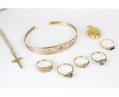 A selection of  jewellery, including a 9ct yellow gold cross pendant, engraved to front, upon an associated 9ct fancy link ch