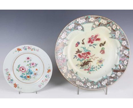A Chinese famille rose export porcelain plate, Qianlong period, painted with flowers, diameter 22.8cm, together with a larger