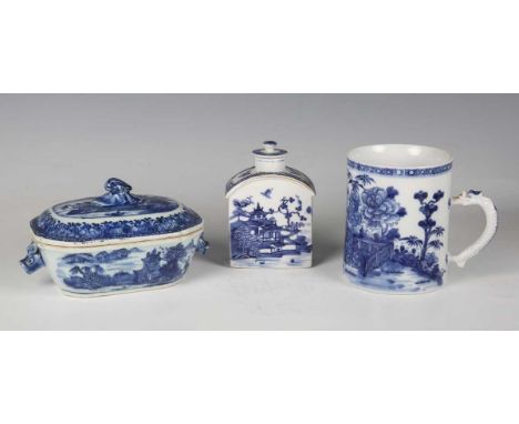 A Chinese blue and white export porcelain tankard, Qianlong period, the cylindrical body painted with peony and bamboo in a f