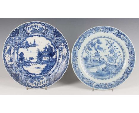 A Chinese blue and white export porcelain circular dish, late Qianlong period, painted with a central lobed panel of pavilion