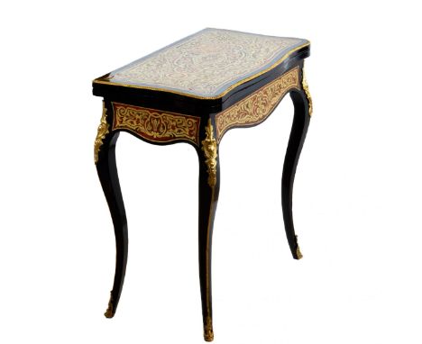 Card table in Boulle style, with cabriole legs. 19th century. Marquetry, gilded bronze, brass. When unfolded, the gaming surf