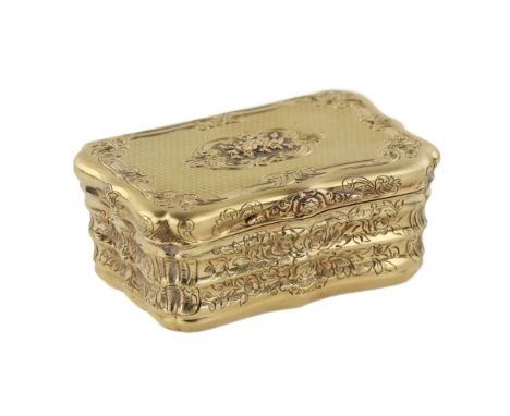 This exquisite gold snuff box is an example of outstanding jewellery art of the second quarter of the 19th century. The produ