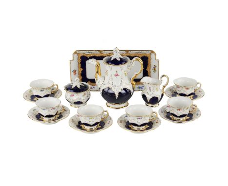 Luxurious Meissen coffee service (B-Form), 1945-1950. The gold-cobalt coffee service, made in the B-Form style of the famous 