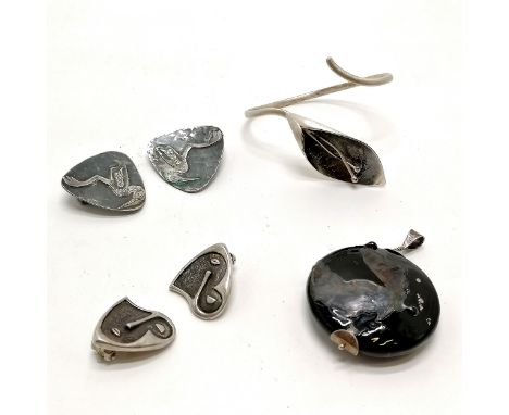 Silver designer jewellery inc 2 pairs of earrings (stork earrings by JVG), pendant &amp; flower design bangle - total weight 