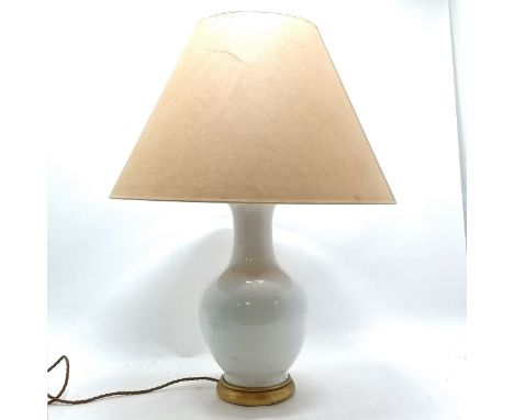 Contemporary porcelain lamp with gilded wooden base - total height 70cm 