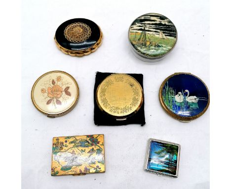 A Collection of assorted compacts, to include Stratton, Vogue and a Kigu musical compact (needs attention) t/w 1930's powder 