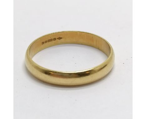 18ct hallmarked gold band ring - size R &amp; 3g 