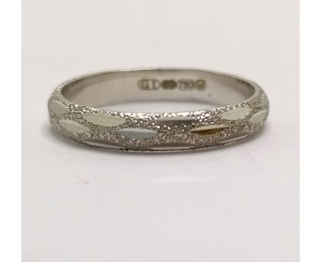 18ct marked white gold band with bright cut decoration - size K &amp; 2.2g 
