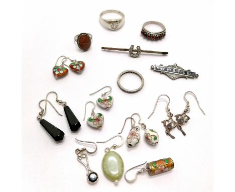 Qty of silver jewellery inc antique brooch Three Members Bar, odd earrings, 935 silver ring (a/f), etc ~ total weight 34g 
