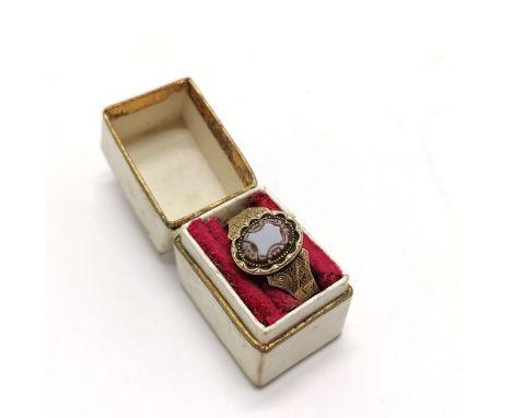 Antique 9ct hallmarked gold ring set with sardonyx panel in original retail box - size Q½ &amp; 2.3g total weight ~ shank buc