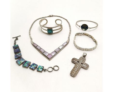 Qty of silver jewellery inc white stone set cross (6.5cm), paua shell bracelet, cuff, mexican bangle - total weight 113g 