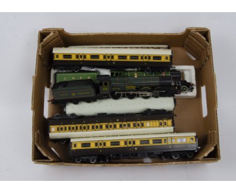 Hornby and Lima OO Gauge LNER and GWR Trains, a Hornby loco-drive LNER 'Flying Scotsman' with tender and 4 Gresley 'teak' coa