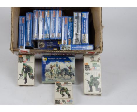 19th Century and Later Military Personnel and Accessory Kits, a boxed collection including 1:72 scale Zvezda 6818/6812 French