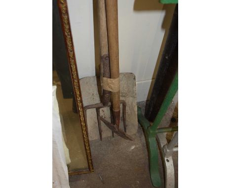 Bundle of assorted garden tools