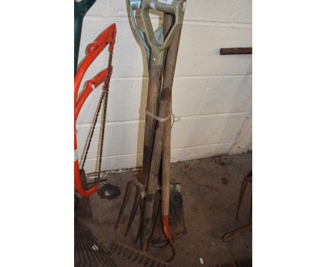 Bundle of garden tools