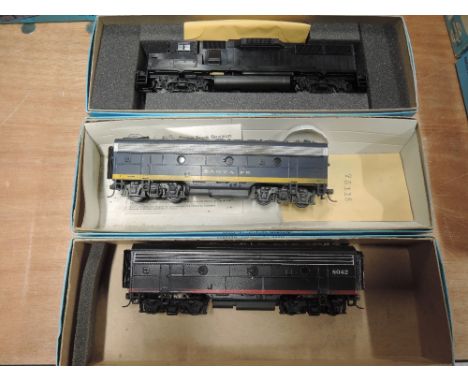 A Athearn HO scale American brass locomotive and tender 8042 and a Athearn Santa Fe tender all boxed