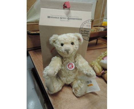 A modern Steiff bear, Classic Teddybar, having gold button and white tag 038945 in box