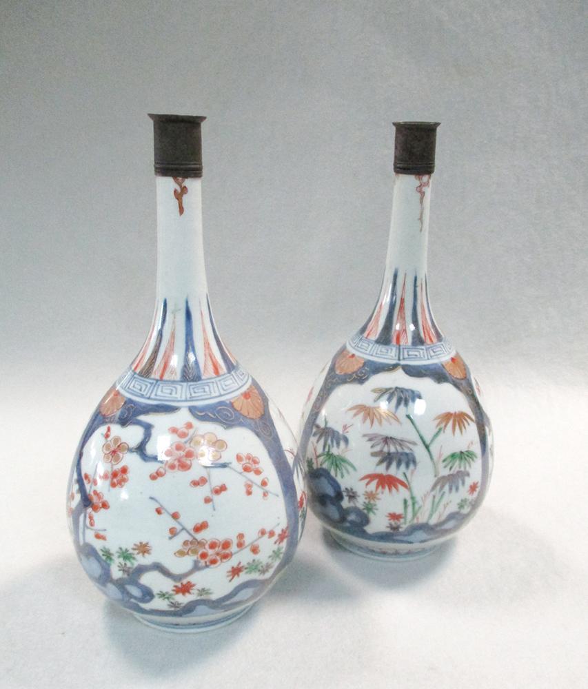 A pair of Japanese Arita porcelain bottle vases, Edo period, early 18th
