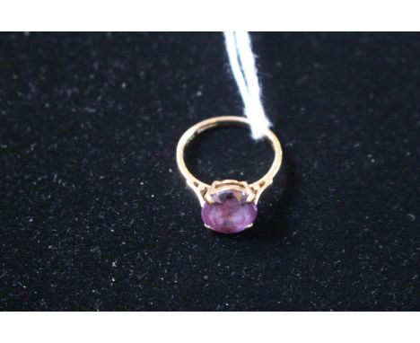 Ladies 9ct Gold Amethyst claw set ring 3.2g total weight 
