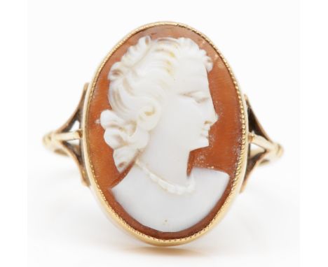 A vintage 9ct gold shell cameo dress ring, London 1975, 17 x 12mm, O, 2.9gm. 