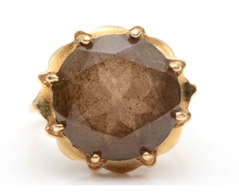 A vintage 9ct gold smokey quartz cocktail ring, L, 4.1gm. 