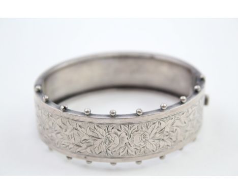 A decorative Victorian silver bangle (26g) 
