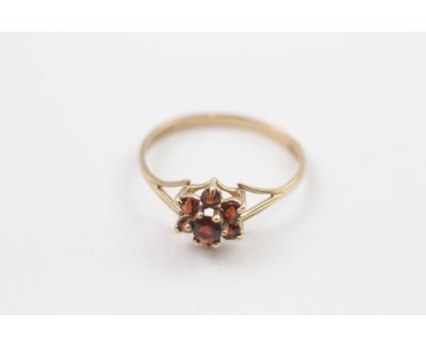 9ct gold vintage garnet cluster ring with split shoulders, Hallmarked Birmingham 1988 (1.1g) 