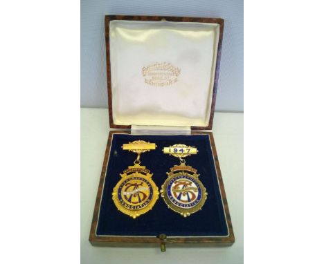 A cased 9ct gold Typographical Association Vice Presidents badge by Fattorini & Sons, enamel detail to front, dated 1947, app
