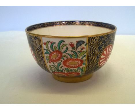A Royal Worcester Imari bowl 1880. 11m diameter x 6cm tall. Slight hairline.