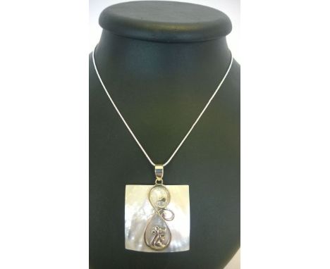 A mother of pearl pendant with a mouse motif in 925 silver on a rope chain