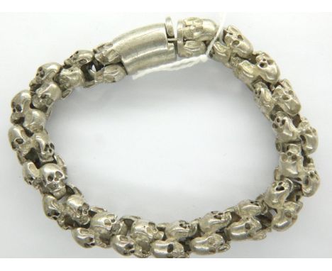 White metal skull bracelet, L: 20 cm. P&amp;P Group 1 (£14+VAT for the first lot and £1+VAT for subsequent lots) 