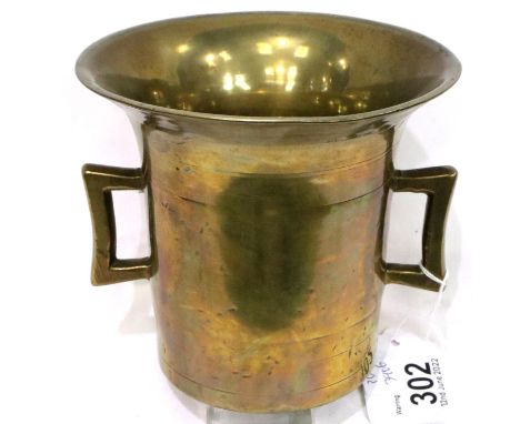 Large antique twin handled brass mortar, H: 12 cm. P&amp;P Group 1 (£14+VAT for the first lot and £1+VAT for subsequent lots)