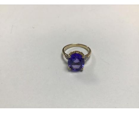 A 14ct gold tanzanite coloured stone dress ring, mounted in claw setting (Q) (2.94g)