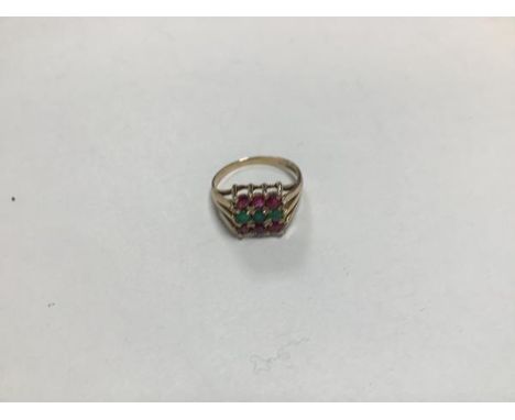 A 9ct gold ruby and emerald tablet style ring (P) (2.74g)