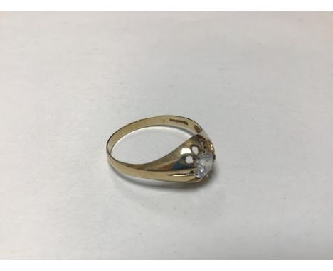 A 9ct gold solitaire paste set ring mounted in claw setting (V) (2.2g)