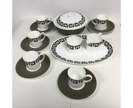 A Wedgwood Susie Cooper teaset including five cups, sugar bowl and creamer, an ashet and a lidded serving dish (h.13cm d.23cm