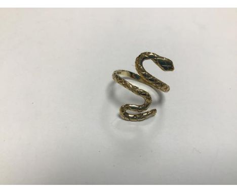 A 9ct gold serpent style ring with textured body (Q) (3.02g)