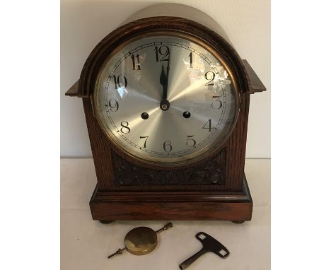 Oak cased mantle clock with Wurtemberg movement, case 31cms h x 25cms w. 