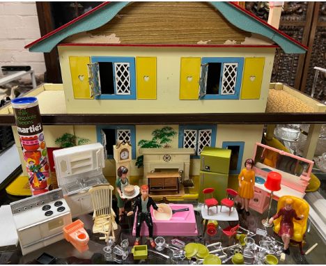 Vintage Marx plastic doll's house furniture including figures, fireplace, grandfather clock, small sideboard, bath, oven, sin