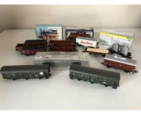 A boxed Marklin 3029 locomotive engine, un-boxed Marklin E6309 engine, twelve assorted Marklin train cars and two boxed wagon