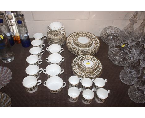 A quantity of Royal Worcester "Windsor" pattern tea and dinnerware 