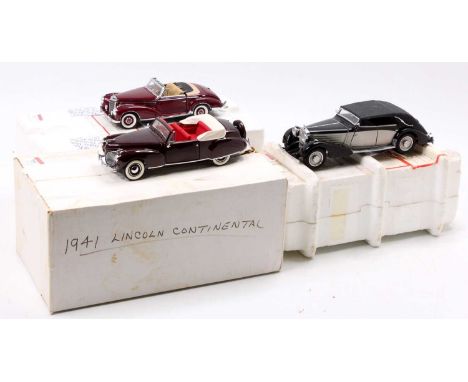 A collection of three various boxed Franklin Mint 1/24 scale diecast vehicles to include a 1941 Lincoln Continental, a Frankl