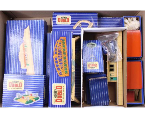 Various Hornby-Dublo accessories, all (E-NM) (BE): D1 Through Station, white platform edges; D1 Girder Bridge; D1 Turntable; 