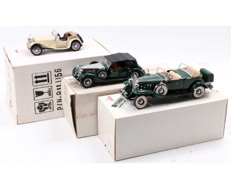 A collection of Franklin Mint 1/24 scale boxed diecast vehicles to include a 1932 Cadillac V-6 sports Phaeton, together with 