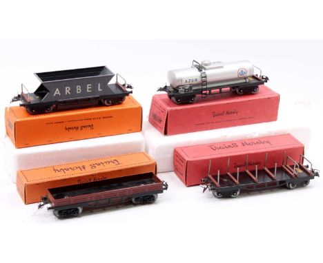 Four Serie Hornby bogie wagons: ‘Arbel’ hopper, grey (NM)(BE); Reservoir ‘Azur’ (NM) (BE); wagon a Ridelles Basses (NM) (BE) 