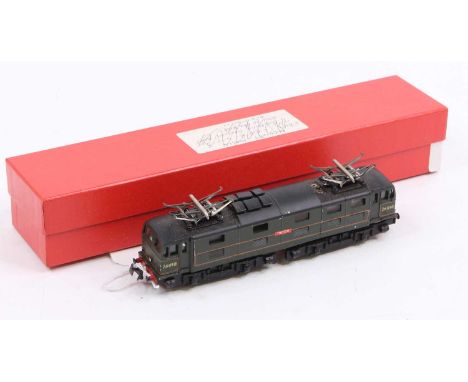 Trix EM1 Bo-Bo electric loco BR lined green ‘Triton’ 26010 (E). This loco is set for 3-rail power collection. Adjustable for 