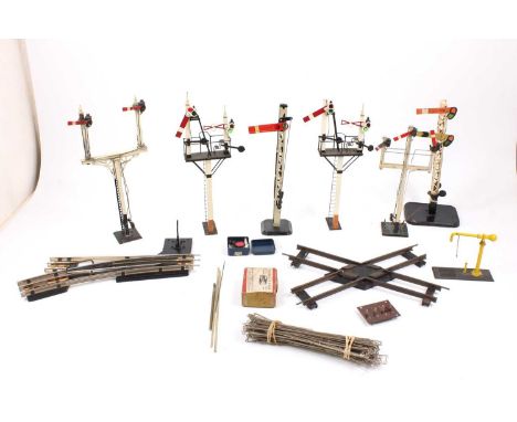 Tray containing 0-gauge items - signals &amp; accessories: Four probably kit built scale signals, all home, 3 x junction, one