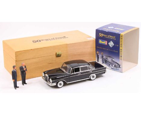 A Revell No 09050 1/18 scale model of a Mercedes Benz 300SE and two figures, limited edition with certificate No. 2022/3500 r